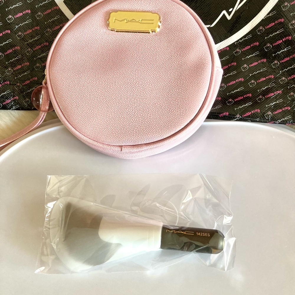 💄HP!💄LAST ONE! MAC Indulgent Glow Face Kit - Picture 7 of 14